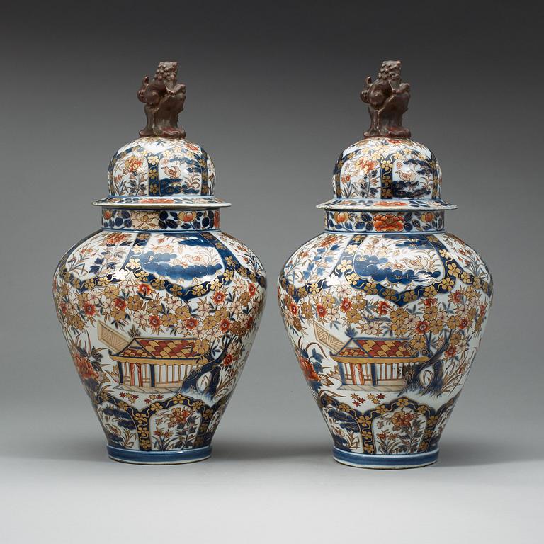 A pair of  imari vases with covers, Samson, 1800-tal.