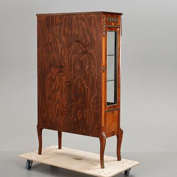 VITRINSKÅP. Louis XVI-stil. 1900-tal.