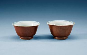 1695. A set of two blue and white and cappuciner brown cups, Qing dynasty, first half of the 18th Century.