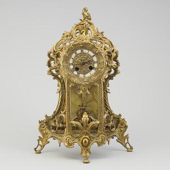 A LOUIS XV-STYLE MANTLE CLOCK, early 20th century.