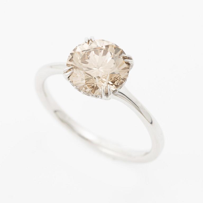 Ring in 18K white gold set with a round brilliant-cut diamond weighing 2.54 ct, accompanied by a GIA report.