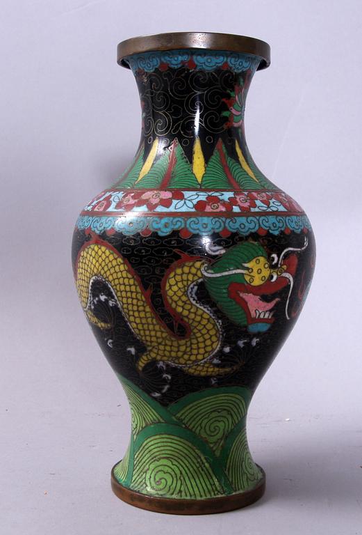 VAS, cloisonné, Kina, 1900-tal.