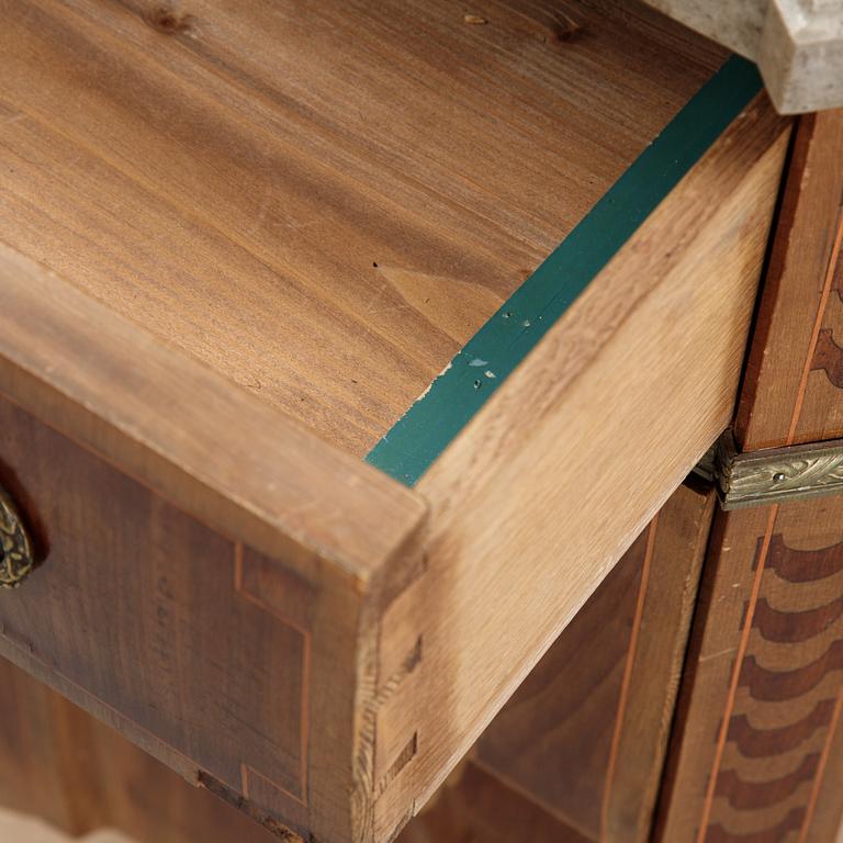 Byrå, gustaviansk stil, 1900-talets början.