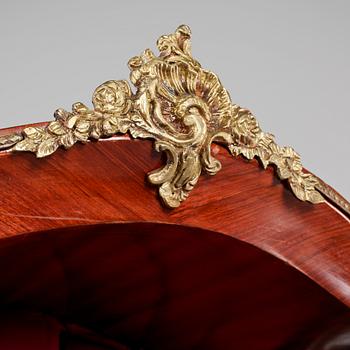 VITRINSKÅP, Louis XV-stil, omkring 1900-talets mitt.