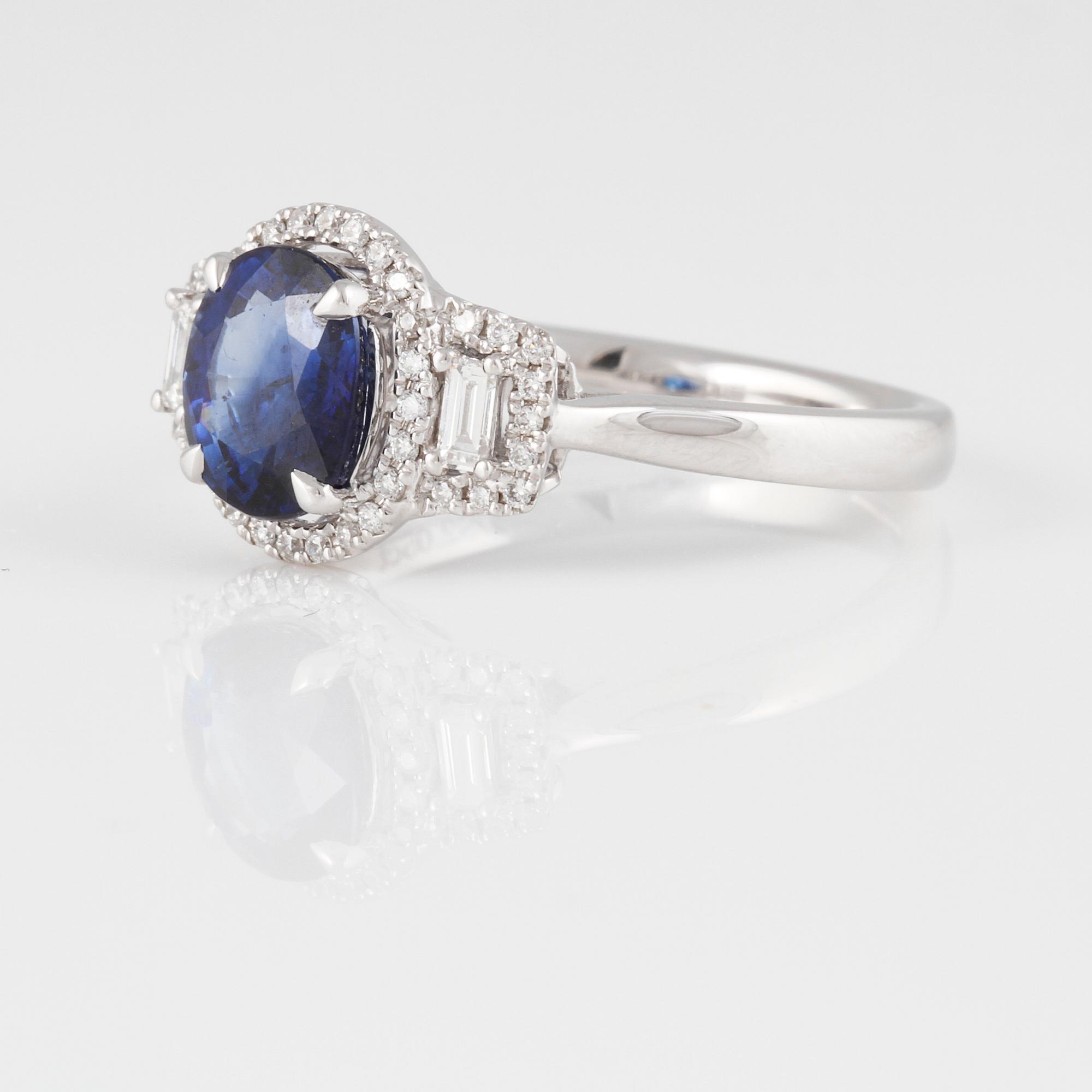 RING, 18K vitguld med briljantslipade diamanter ca 0.25 ct samt ovalslipad blå safir ca 2.05 ct. Vikt 4,5 gram.