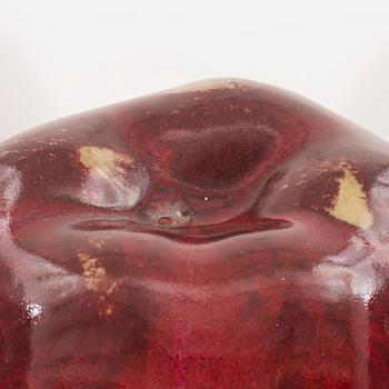 ULLA & GUSTAV KRAITZ, a glazed stoneware sculpture of an apple, Fogdarp, Förslöv, Sweden 2005.