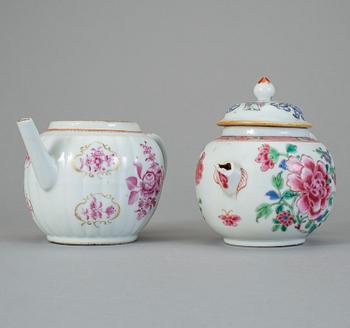 TEKANNOR, 2 st, porslin, Qingdynastin, Qianlong (1736-95).