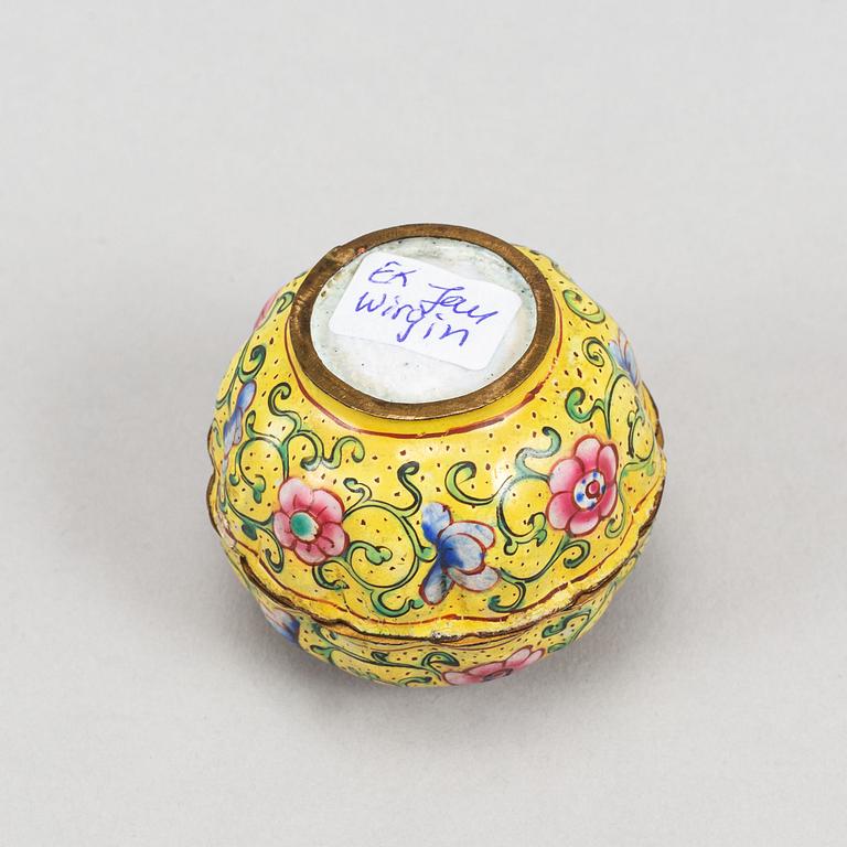 Two enamelled dishes for cabaret and a box with cover, Qing dynasty, 18th/19th century.