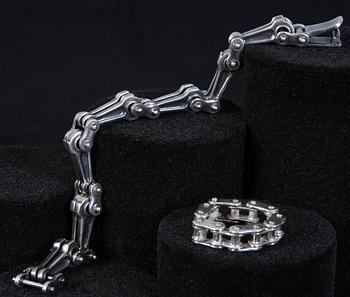 ARMBAND samt RING, silver, 1900-tal. Tot vikt 85 g.
