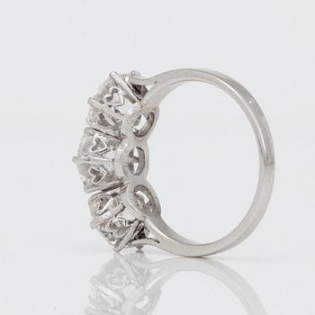 RING med tre gammalslipade diamanter totalt 4.01ct.
