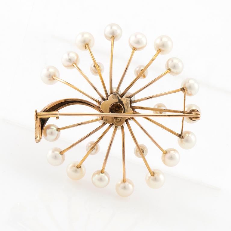 Brooch 14K gold with cultured pearls.