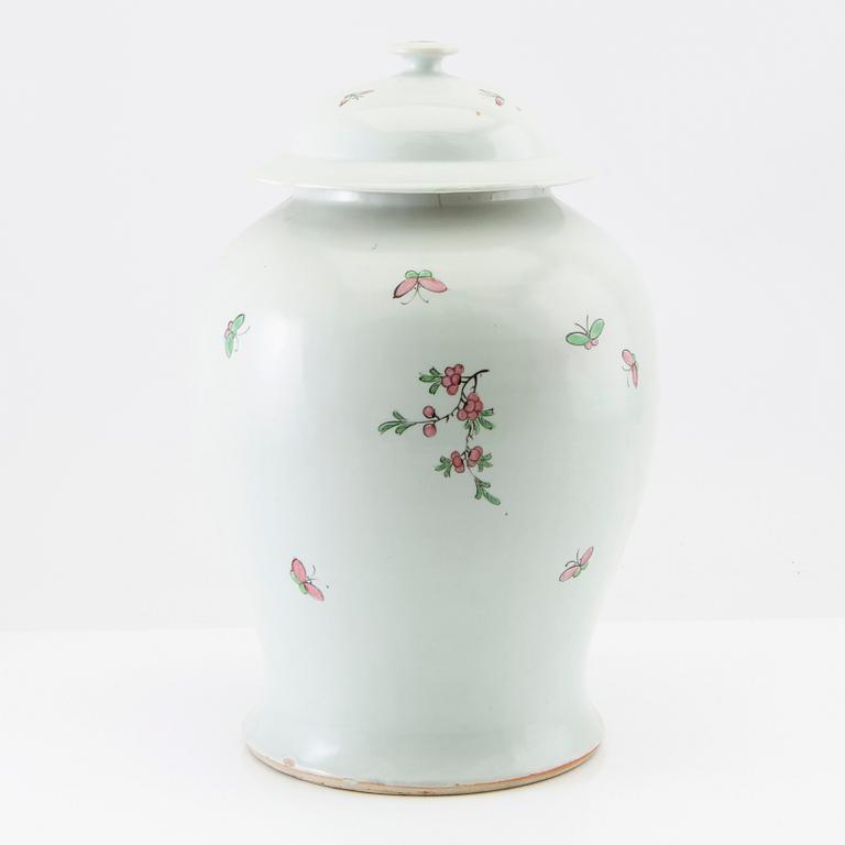 A Chinese jar with cover, second half of the 20th century.