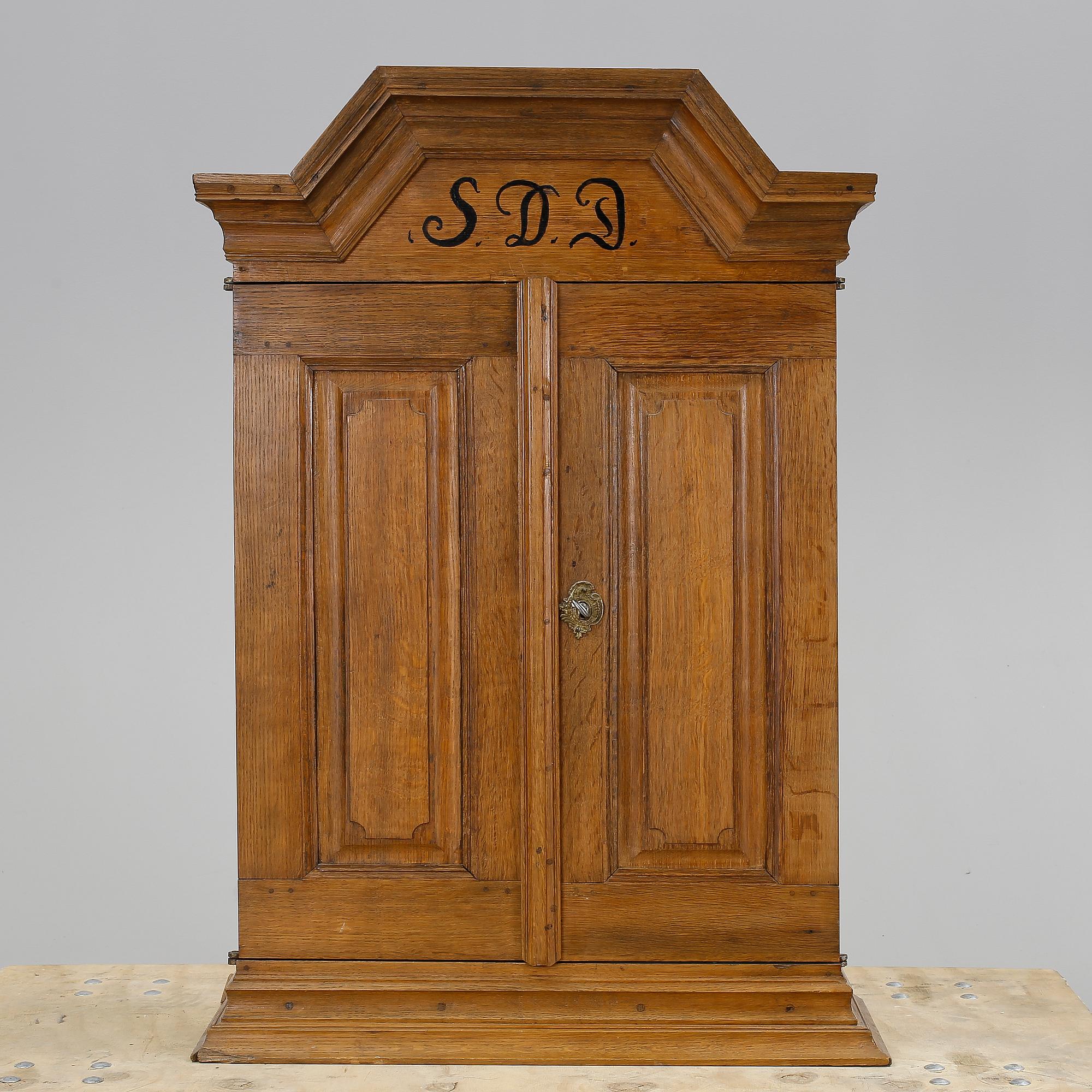 HÄNGSKÅP, barock, 1700-tal.
