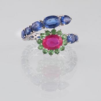 RING, 18K vitguld med fasettslipad rubin ca 1.55 ct, kyaniter  5.26 ct samt demantoider ca 0.70 ct. Vikt ca 4,7 gram.