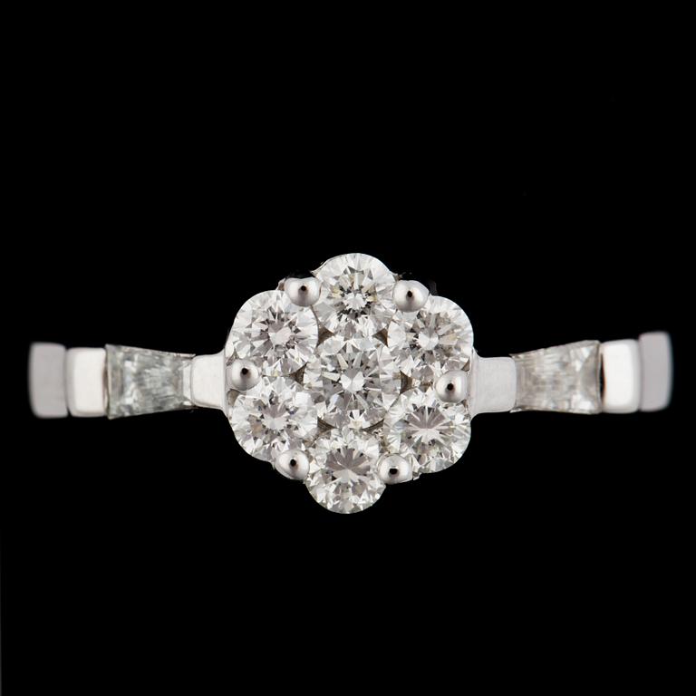 RING, 18k vitguld med briljant- och baguettslipade diamanter tot ca 0,69ct. 2000-tal. Vikt 3,3g.
