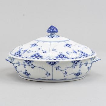 Royal Copenhagen, mat- samt kaffeservis, 85 delar, porslin. "Musselmalet", Danmark, 1900-tal.