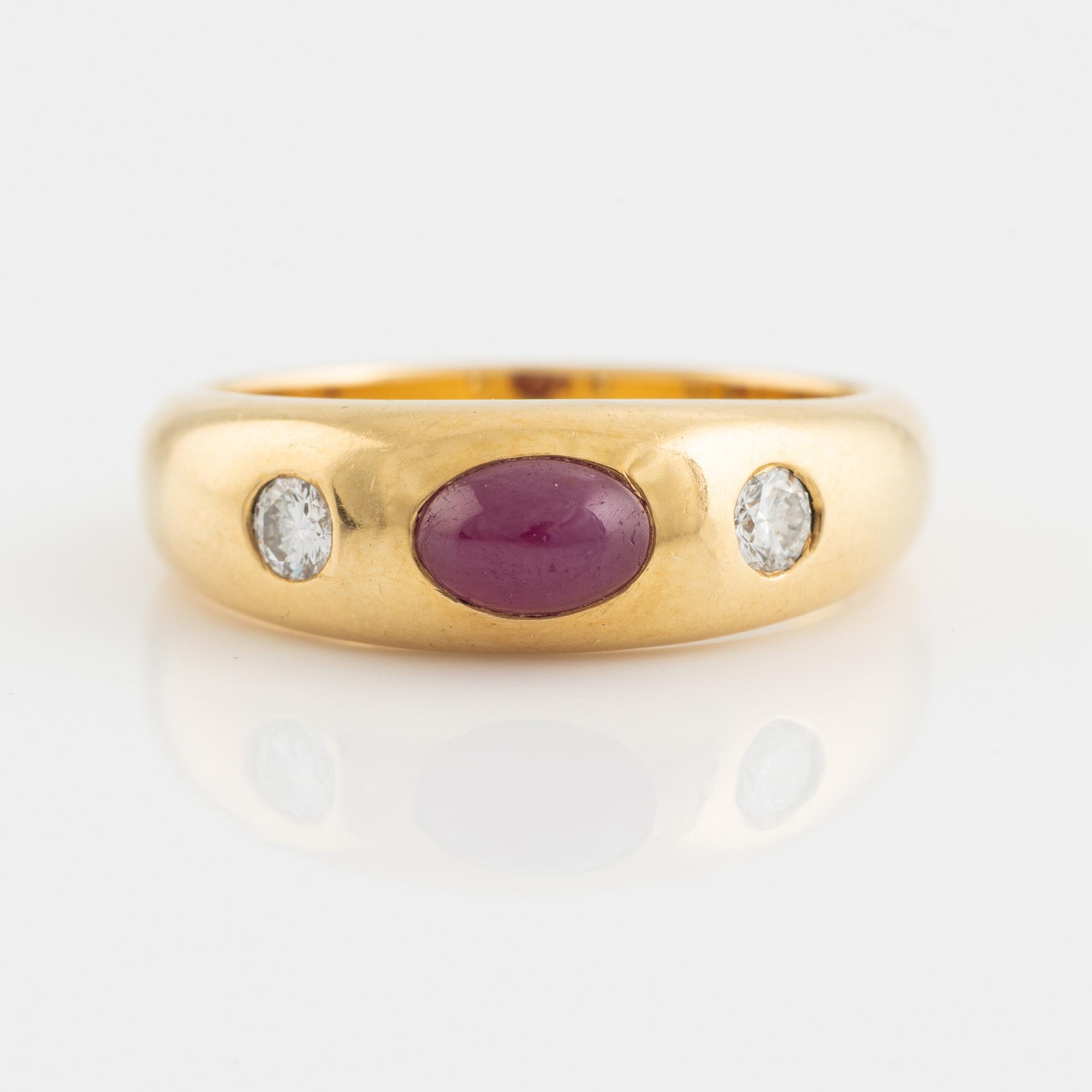 Ring guld med cabochonslipad rubin och briljantslipade diamanter.