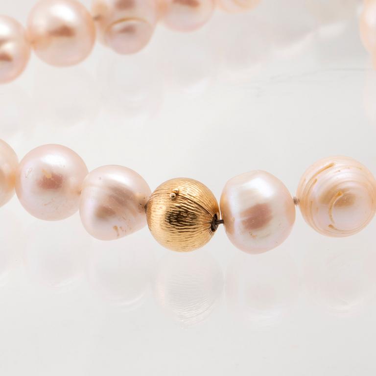 Ole Lynggaard, clasp in 18K gold with cultured baroque pearls.