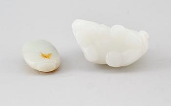 FIGUR OCH SNUSFLASKA, nefrit, 1900-/2000-tal.