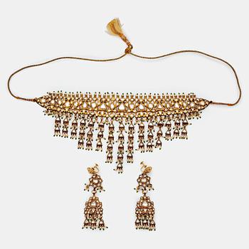 1001. An Indian demi parure comprising a necklace and a pair of earrings.