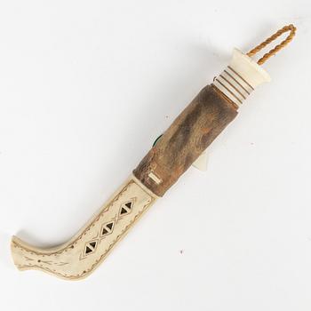 A reindeer horn knife by Hendrik Juuso, signed and dated -81.