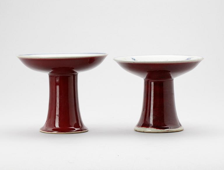 SKÅLAR PÅ FOT, ett par, porslin, Kina, 1900-talets slut.