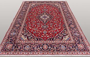 A carpet, Kashan, ca 292 x 196 cm.