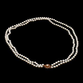 A cultured pearl necklace.