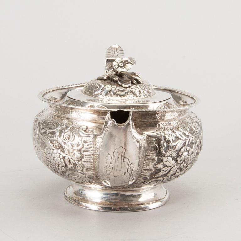 A SILVER TEAPOT DUBLIN 1817.