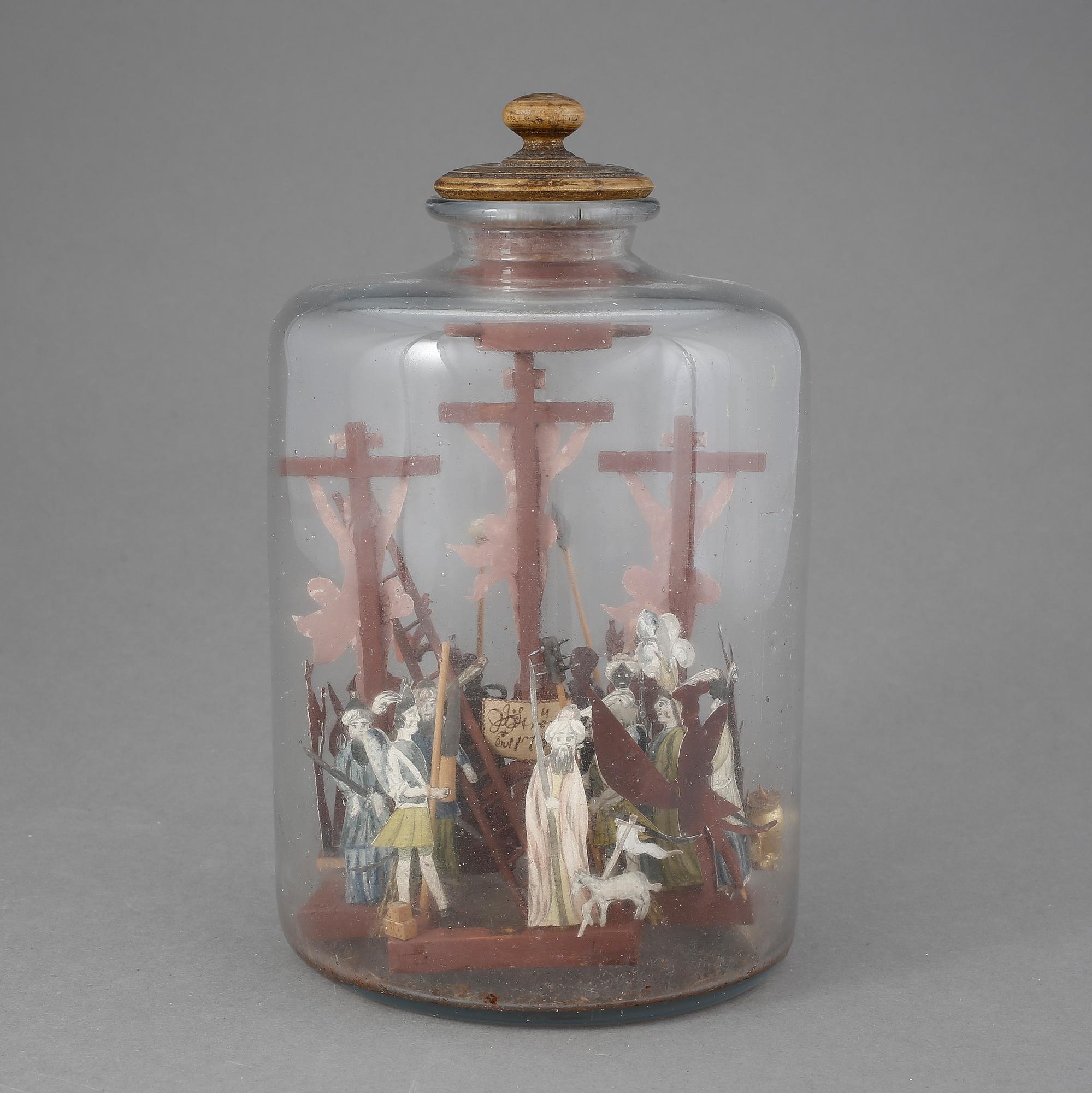 DIORAMA I GLASFLASKA, daterad 1763 enligt etikett med signaturen J? Ström.