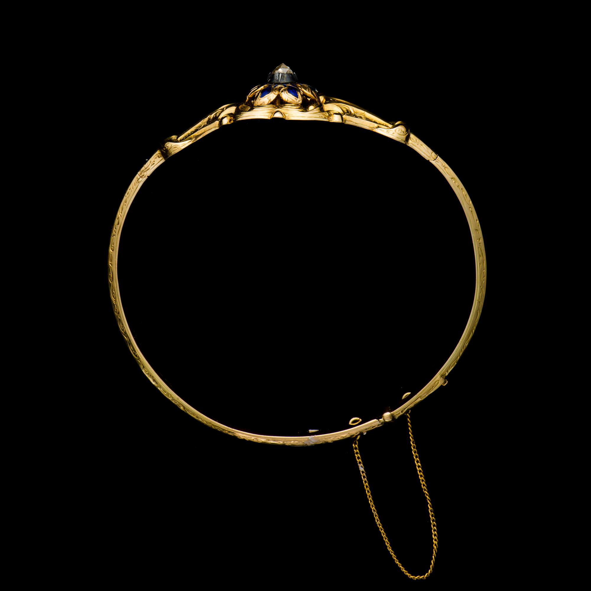 ARMBAND, 18K guld, diamant, emaljerad dekor. Otydlig mästarstämpel Stockholm 1847. Vikt 17,8 g.