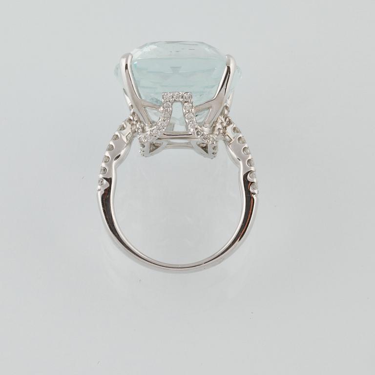RING, 18K vitguld med briljantslipade diamanter 0.73 ct samt antikslipad akvamarin. Vikt 12,1 gram.