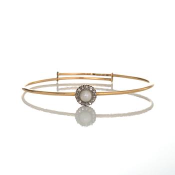 ARMRING, 18 k guld med odlad pärla samt rosenslipade diamanter. Dahlgren, Malmö, 1920. Vikt ca 12 g.