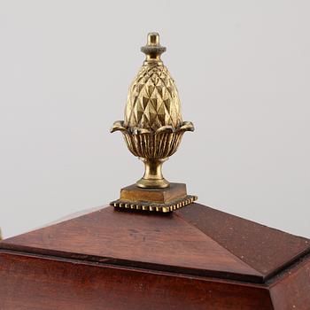 BIBLIOTEKSPENDYL, England, omkring år 1900.