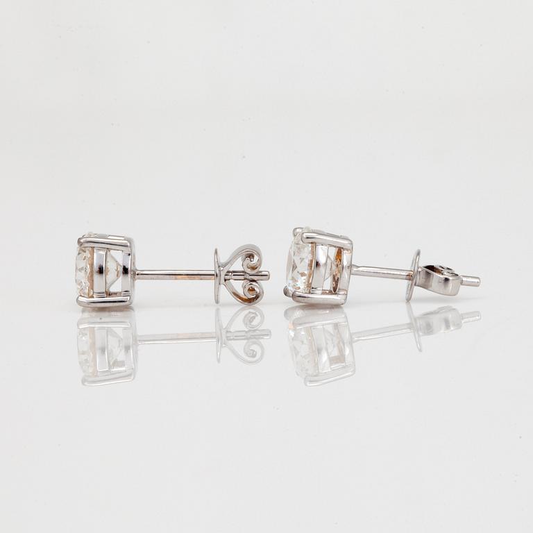 A pair of brillian-cut diamond earrings. Total carat weight of diamonds 2.01ct.