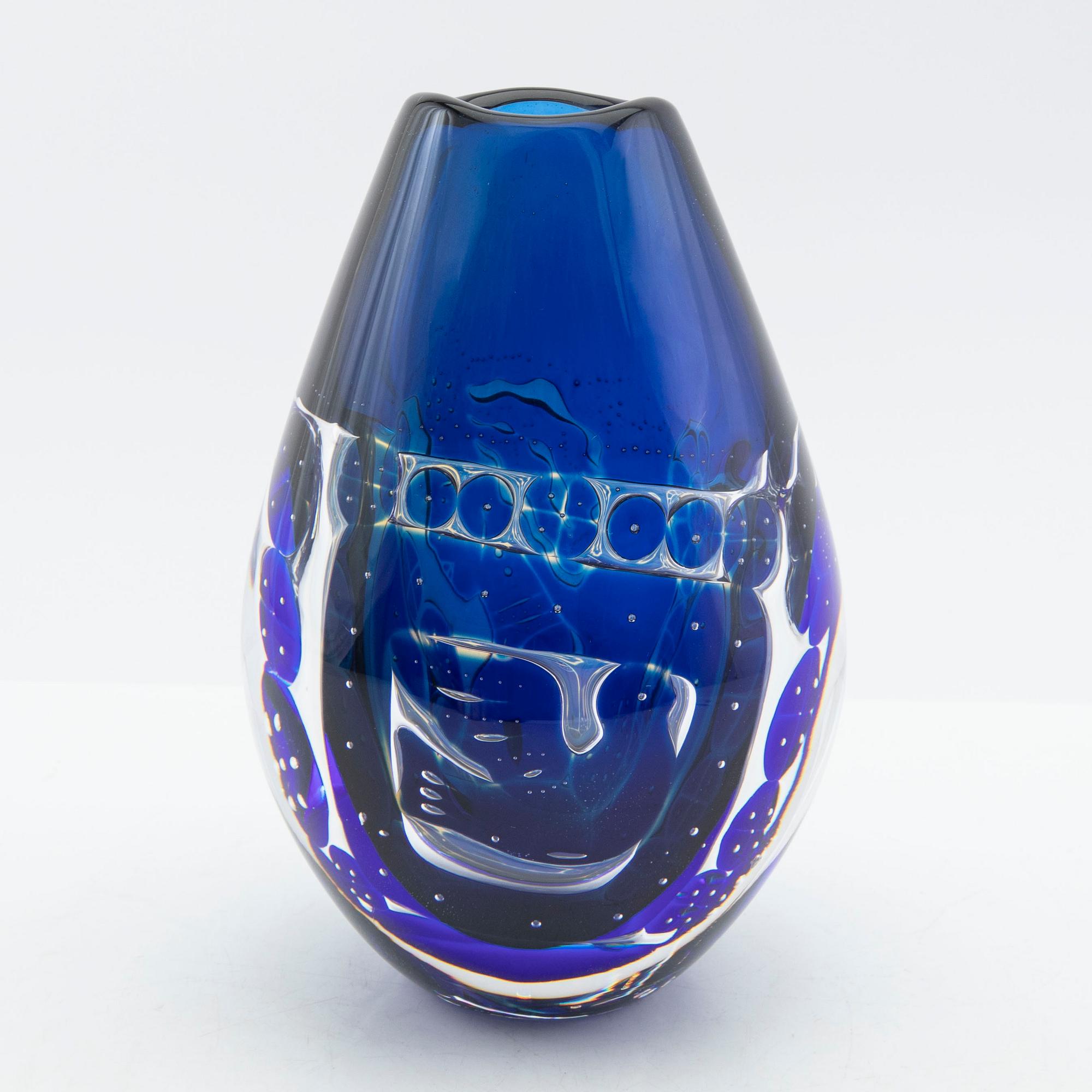 Edvin Öhrström, Vase "The Girl and the Dove" Ariel Orrefors signed.