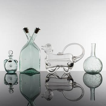 KARAFFER 7 st, sejdlar 2 st, potta och fyllehund, bl a Stockholms glasbruk, Skansen, Ture Berglund.