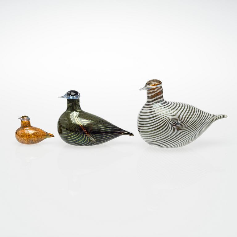 THREE OIVA TOIKKA GLASS BIRDS.