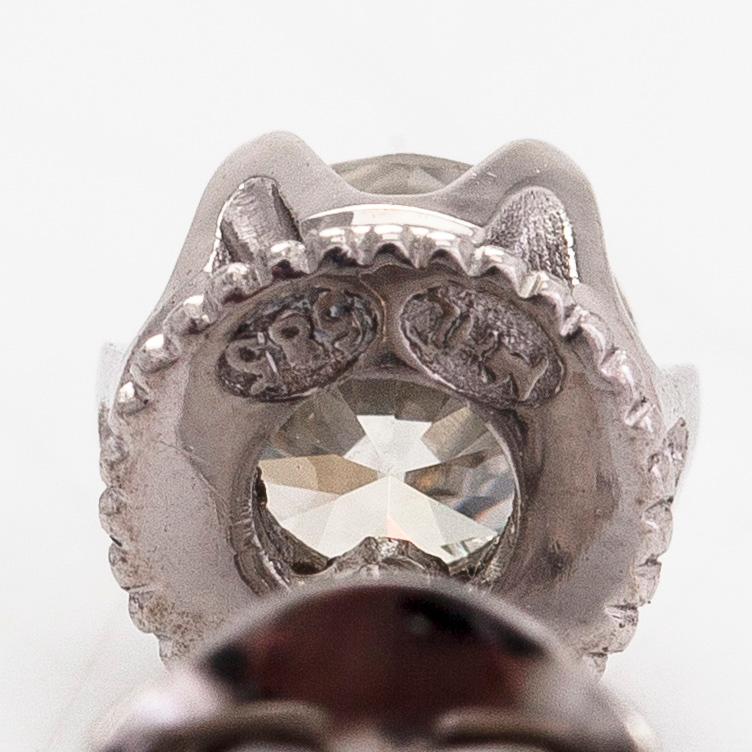 Korvakorut, 14K valkokultaa, briljanttihiotut timantit yhteensä noin 1.00 ct. Mikko Laine, Turku.