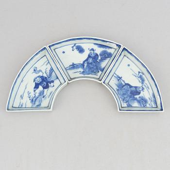 A set with three blue and white cabaret dishes, Qing dynasty, 19th Century.