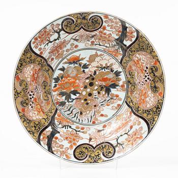 A massive Japanese imari charger with a buddhist lion, Edo period (1603-1868).
