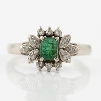Ring, 18K vitguld med smaragd och åttkantslipade diamanter.