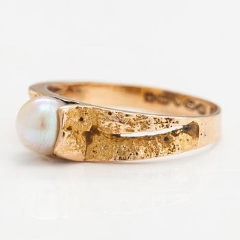 Björn Weckström, A 14K gold and cultured pearl ring "Polar spring". Lapponia 1969.