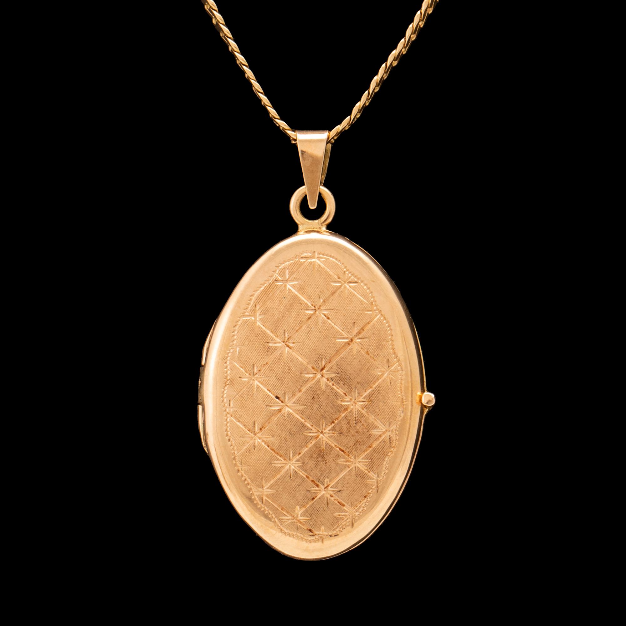 An 18K gold necklace.