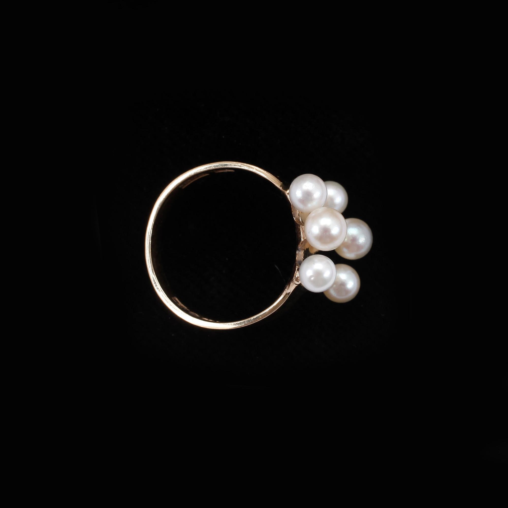 RING, 18k guld med odlade pärlor. Vikt 4g.