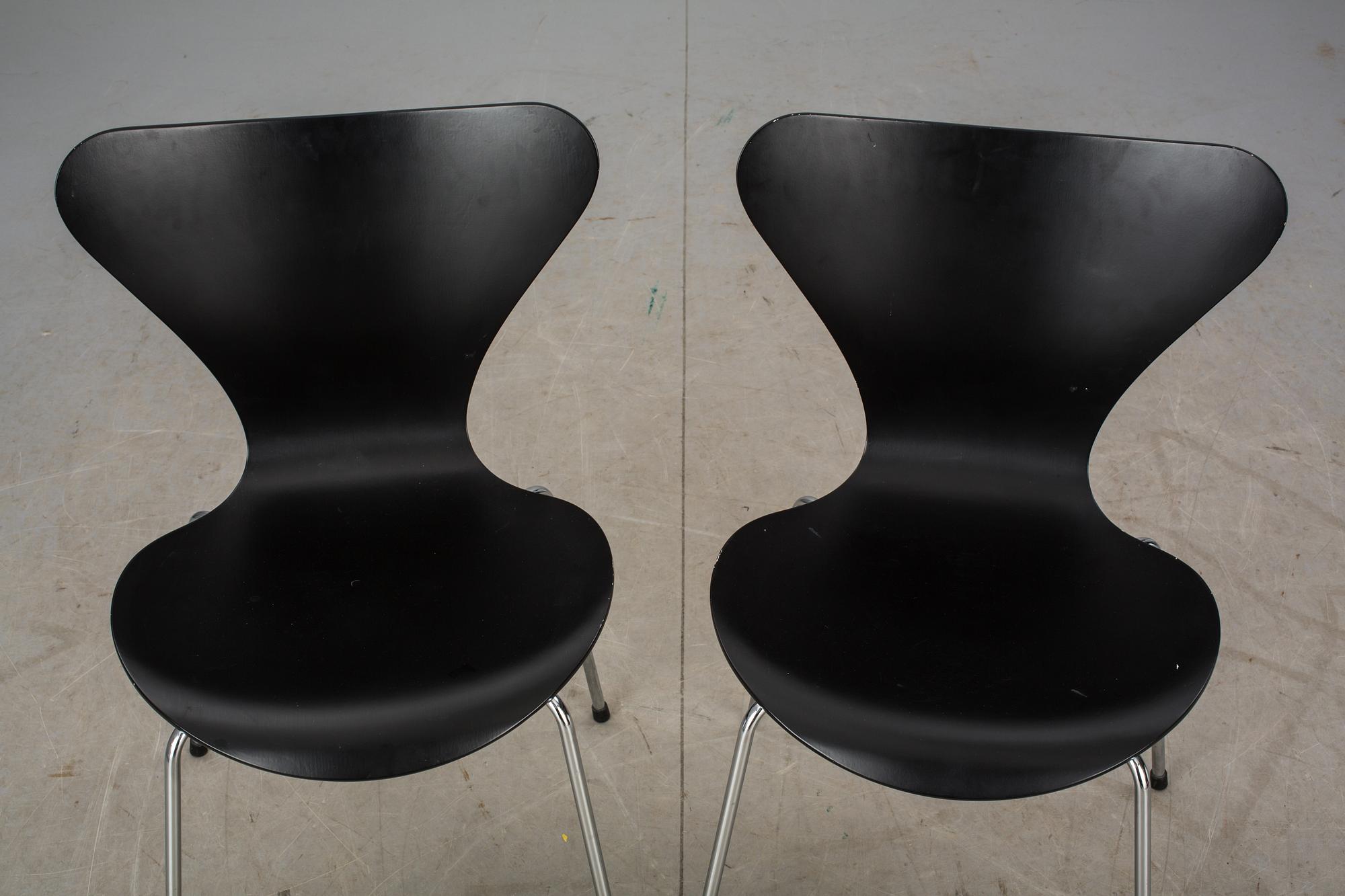 STOLAR, ett par, "Sjuan", Arne Jacobsen, Fritz Hansen, etikettmärkta 1995.