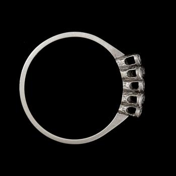 RING, 18k vitguld med små briljantslipad diamanter. Vikt ca 1,9 gram.