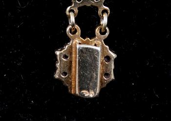 ARMBAND, HÄNGE SAMT RING, förgyllt silver samt granater. 1900-talets början.