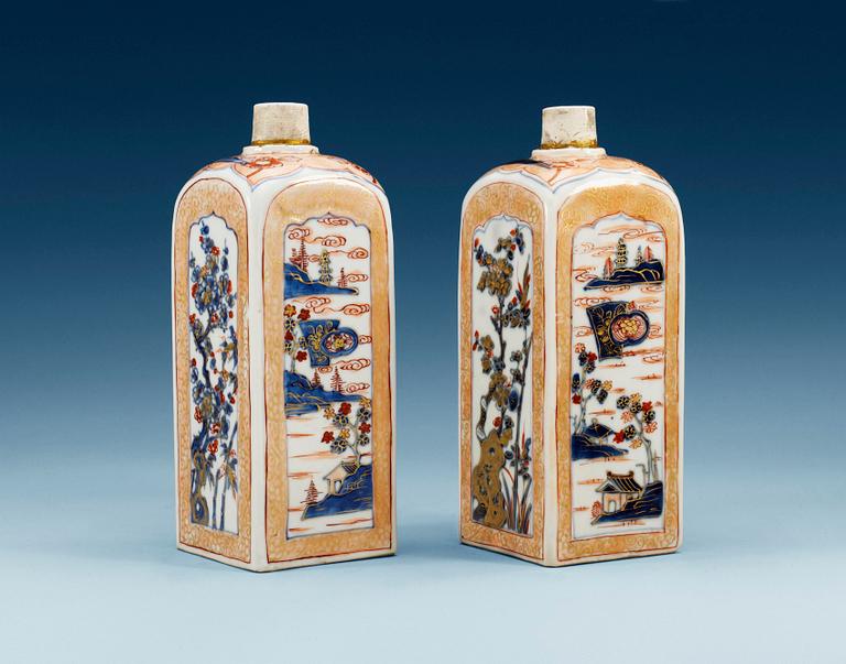 A pair of imari bottle flasks, Qing dynasty, Kangxi (1662-1722).