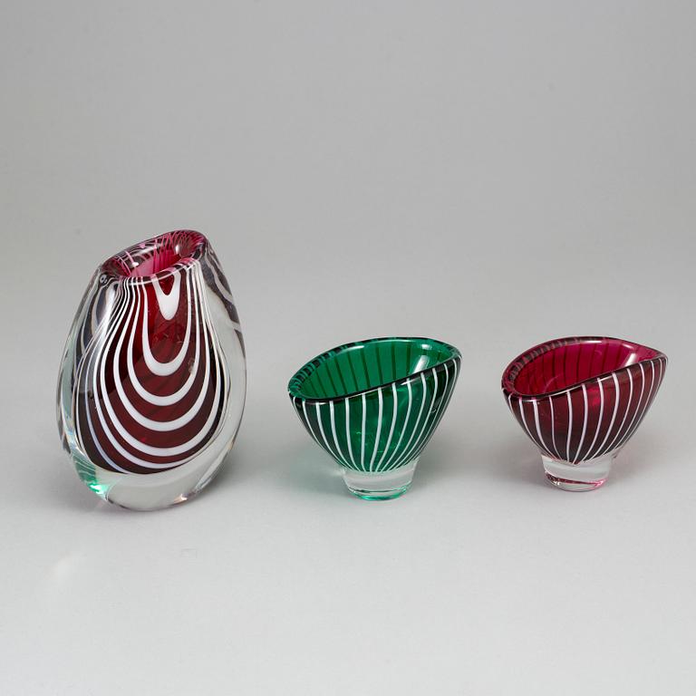 VICKE LINDSTRAND, vaser, 3 st, "Zebra", glas, Kosta, 1900-talets mitt.